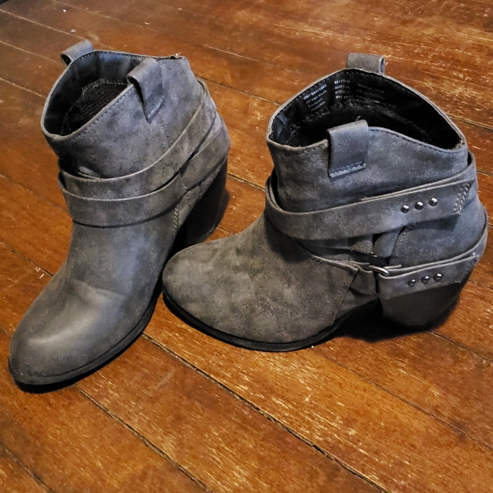 6 1/2 grey booties